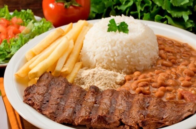 Almoço em praça de alimentação