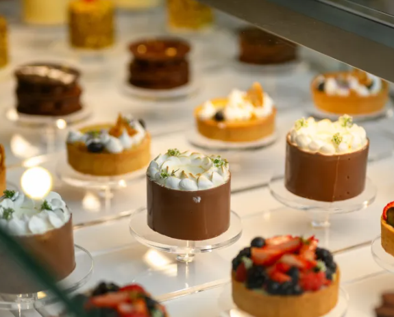 Café com bolo em cafeteria